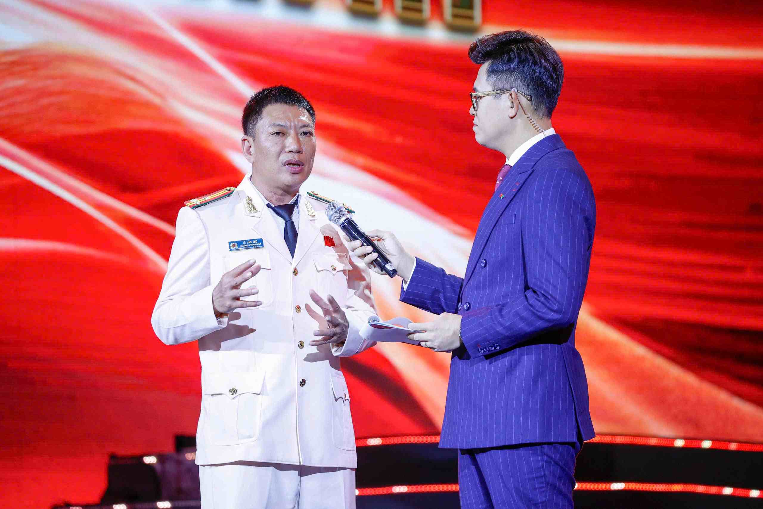 레반토 중령 - 디엔칸 코뮌 경찰서장이 끔찍한 홍수로부터 주민들을 구출한 밤에 대해 이야기합니다. 사진: 하이 응우옌