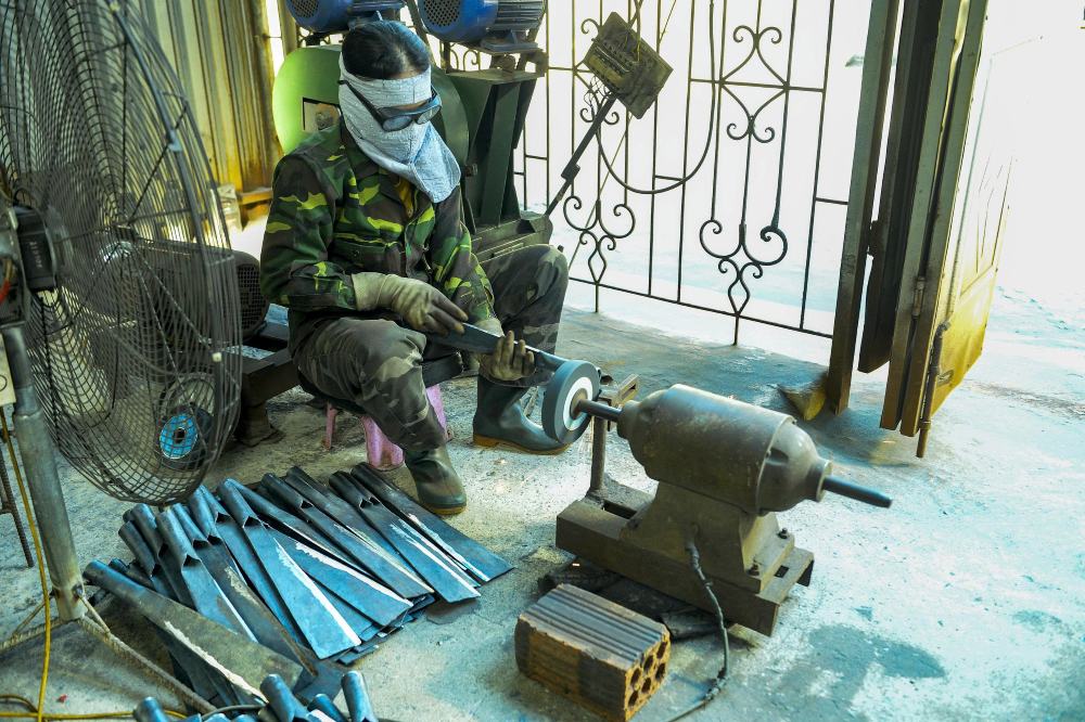 Nguoi dan lang ren Tien Loc tat bat voi cac cong viec, tieng de bua luon ron rang tu dau xom den cuoi ngo. Anh: Quach Du