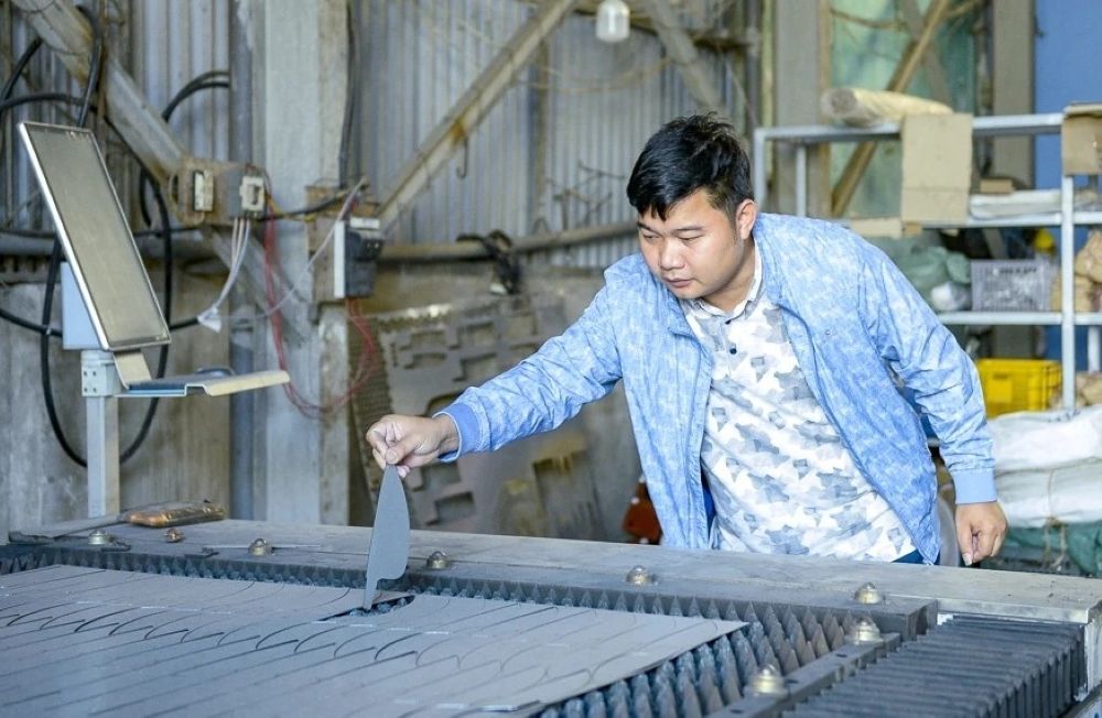 Anh Pham Van Tien chia se ve viec san xuat tai co so moi dip Tet den Xuan ve. Anh: Quach Du