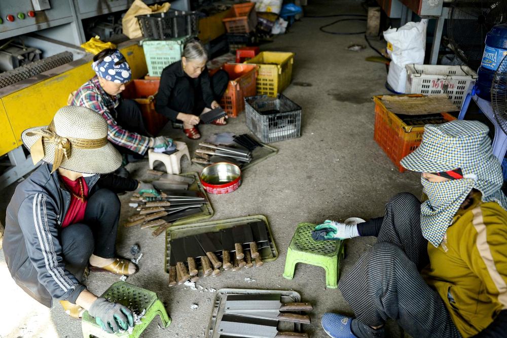 Nguoi lao dong hoi ha hoan thien cac san pham, dap ung nhu cau tang cao dip Tet Nguyen dan sap toi. Anh: Quach Du