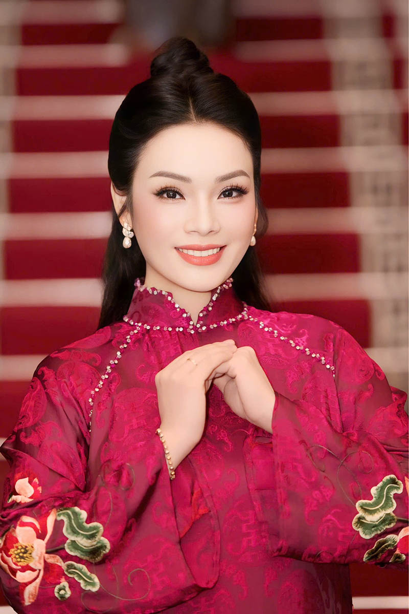 Ca si Tan Nhan duoc phong tang NSUT, da nhan hoc vi Tien si va vua co them chuc danh Pho Giao su. Anh: Nhan vat cung cap