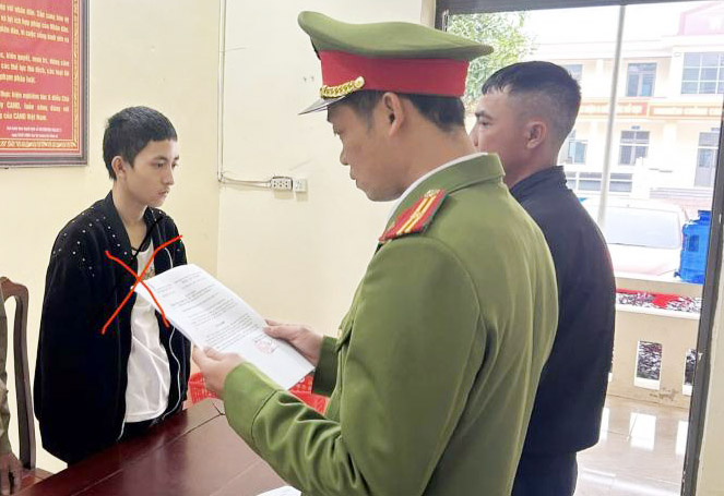 Prosecuting subject Hoang Van Phat for the crime of fraud and appropriation of property. Photo: Ha Tinh Police.
