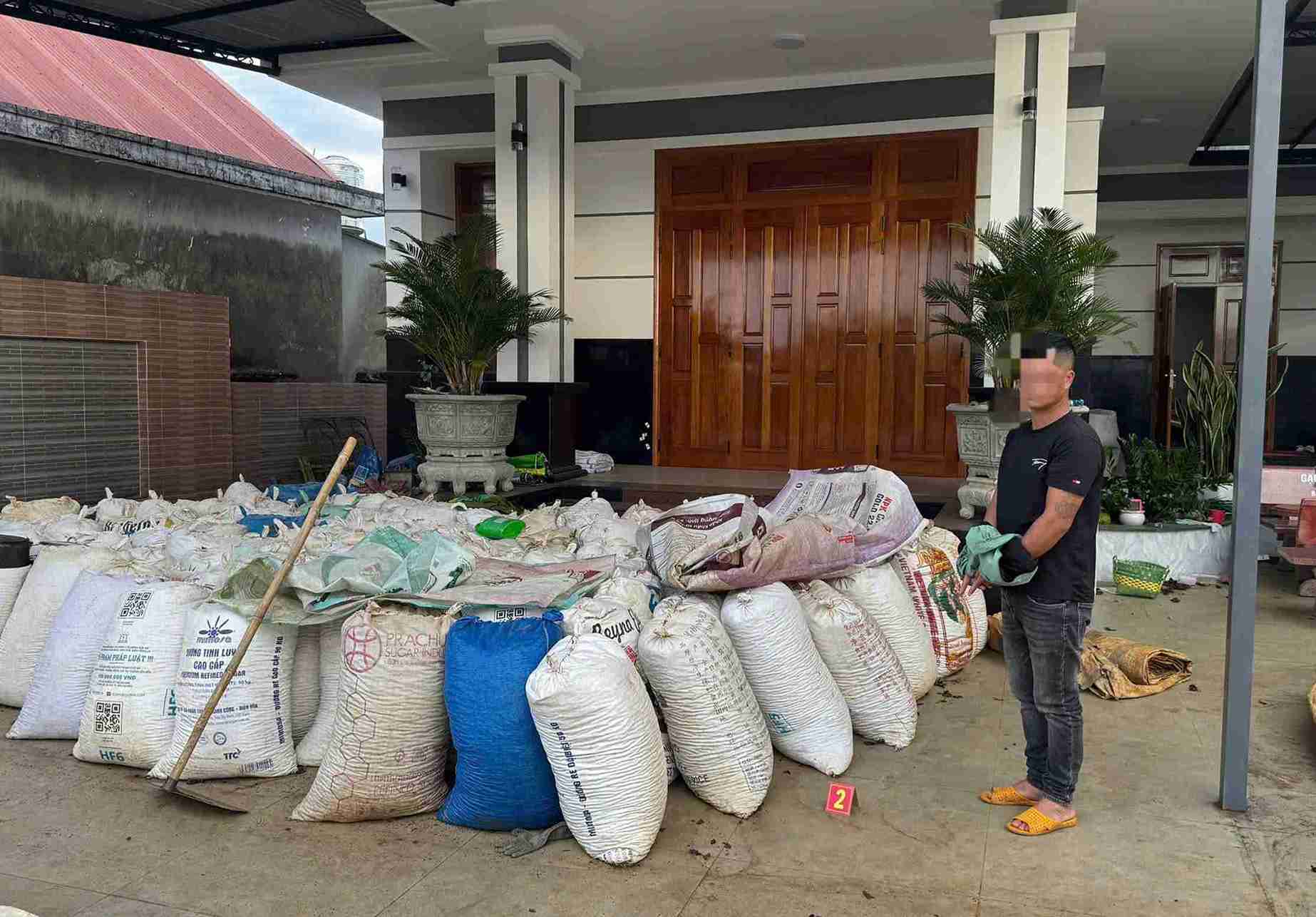 Căn nhà N đột nhập vào trộm cắp 6 bao cà phê rồi mang đi bán lấy tiền tiêu xài. Ảnh: Công an cung cấp 