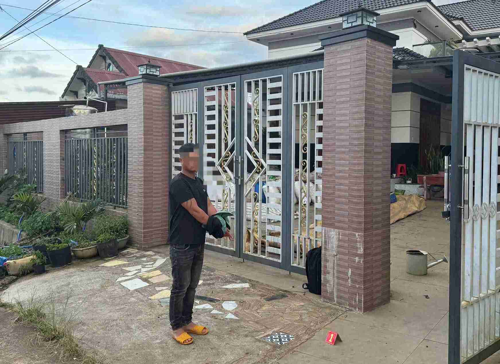 Cơ quan điều tra di lý đối tượng N.R.N thực nghiệm lại hiện trường vụ trộm. Ảnh: Công an cung cấp 