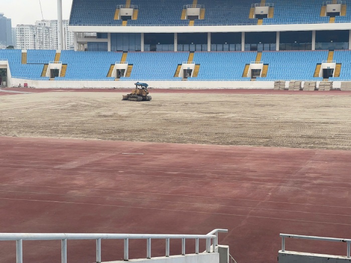 Mat san My Dinh duoc ui phang, san nen de chuan bi trong co moi. Anh: Minh Dan