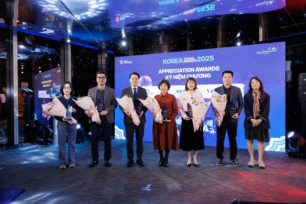 KTO in Vietnam honors typical partners at "Korea Travel Night 2025 - Korea Travel Night 2025". Photo: Organizing Committee
