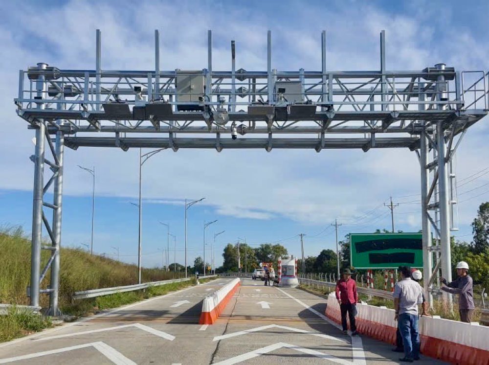 He thong ha tang ky thuat phuc vu viec thu phi tai mot loi ra cua cao toc Vinh Hao - Phan Thiet. Anh: Duy Tuan 