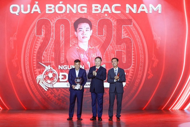 Dinh Bac nhan danh hieu Qua bong bac 2025 du duoc “don doan” se buoc len buc cao nhat trong dem Gala trao giai. Anh: Thanh Vu