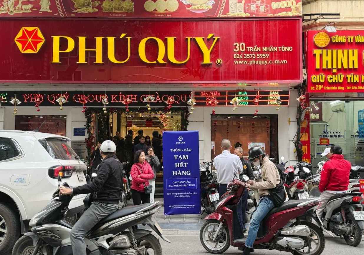 Ngay 27.12, nhieu nguoi co nhu cau mua bac nhung khong duoc vi cua hang tam dung ban ra. Anh: Phuong Anh 