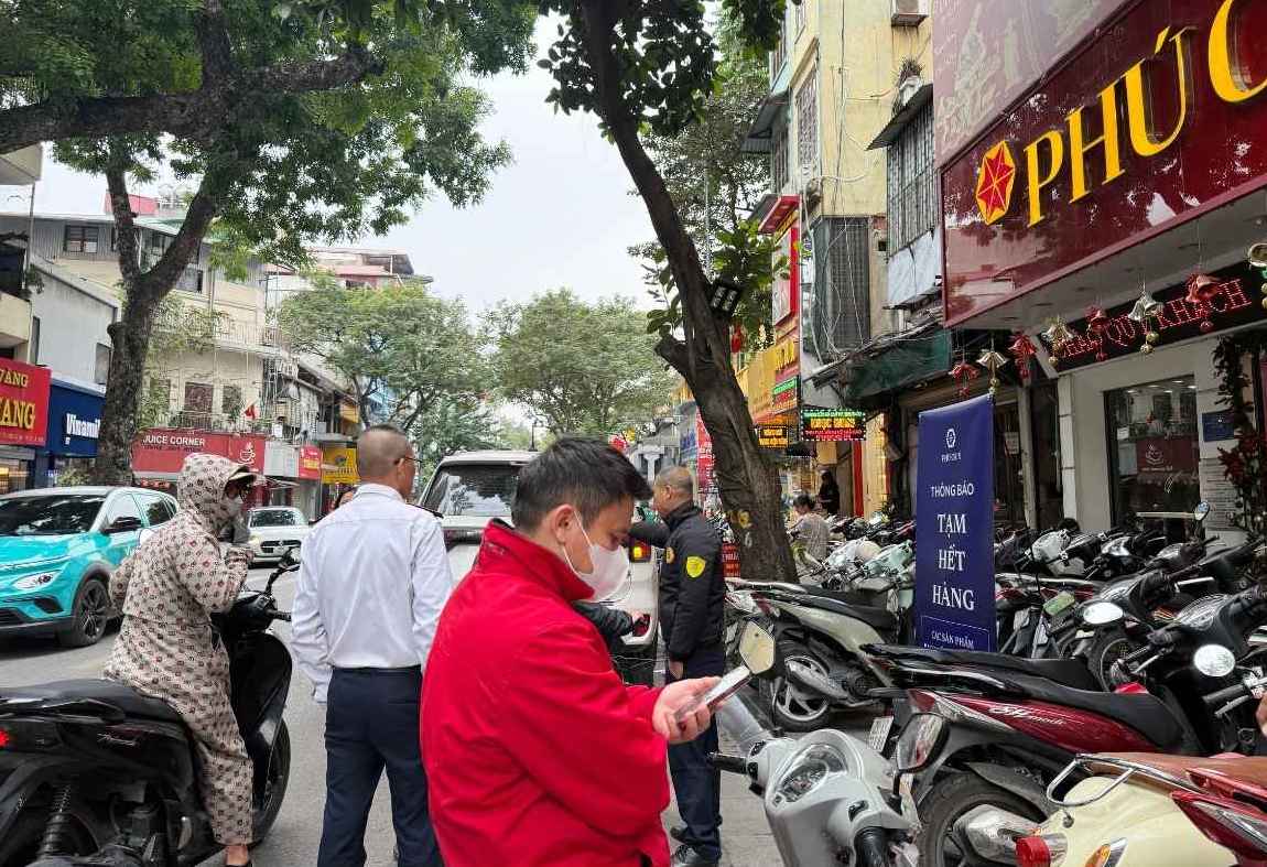 Gan day nhieu nguoi tim den bac nhu mot kenh thay the khi qua kho mua vang. Anh: Phuong Anh