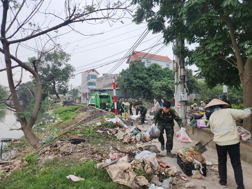 Tây Tựu ra quân dọn vệ sinh sông Pheo sau phản ánh của Báo Lao Động. Ảnh: Minh Hạnh 