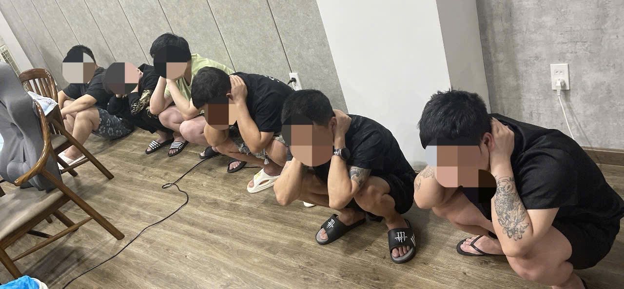 Công an Khánh Hòa bắt quả tang đồng loạt 5 tụ điểm tổ chức đánh bạc trực tuyến liên quan đến người nước ngoài. Ảnh: Công an cung cấp