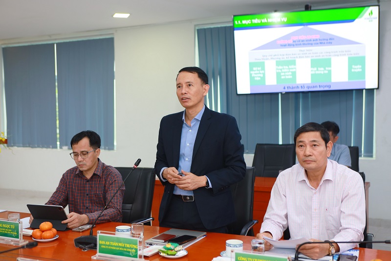 ruong Ban An toan Moi truong BSR Nguyen Quang Hung trinh bay bao cao tai Hoi nghi ve cong tac phoi hop bao ve an ninh, an toan cho NMLD Dung Quat