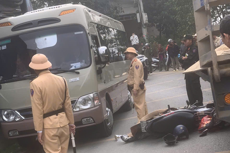 Traffic police and Lao Cai Provincial Police were present at the scene to investigate the cause of the accident. Photo: People provided