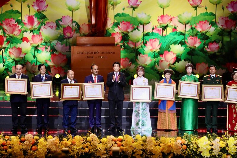 Tai Dai hoi Thi dua yeu nuoc toan quoc lan thu XI, danh hieu Anh hung Lao dong trao cho Tien si Nguyen Thi Phuong Thao la su ton vinh mot hanh trinh lao dong, sang tao khong ngung nghi vi khat vong quoc gia. Anh: HDBank