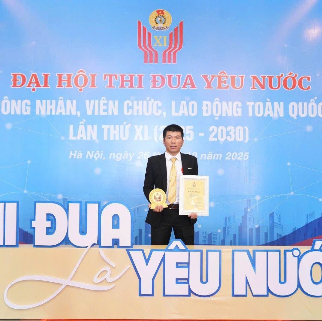 Mr. Chu Anh Tu (Hai Phong) receives commendation at the National Emulation Congress for workers, civil servants and laborers nationwide. Photo: Character provided