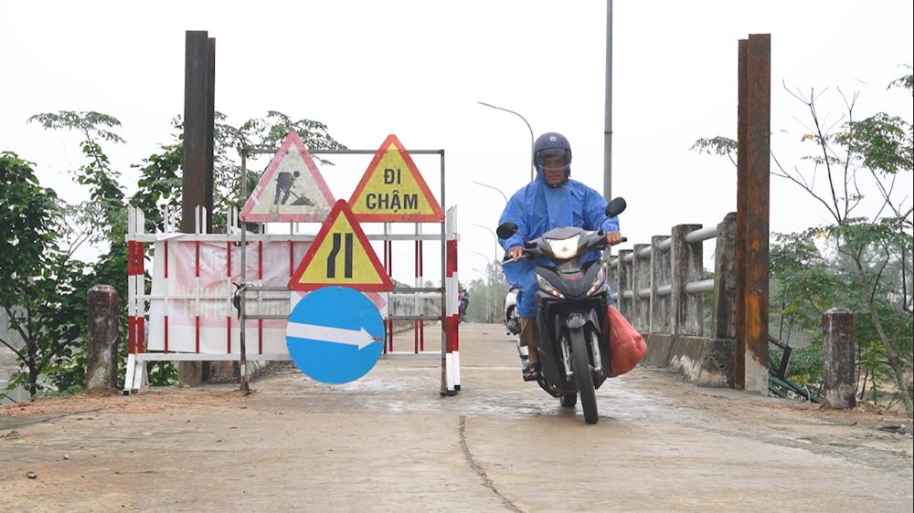 바응언 다리, 오토바이 통행 재개, 다낭 노동자들의 생계를 위한 다리 경간 재개. 사진: 쩐티