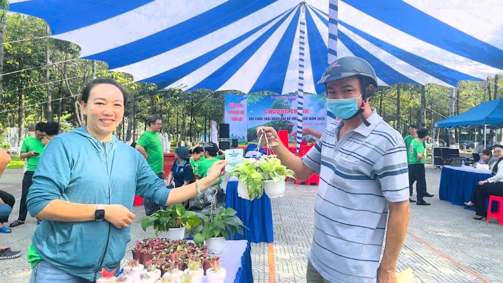 Nguoi dan doi rac thai nguy hai lay cac vat dung than thien voi moi truong.