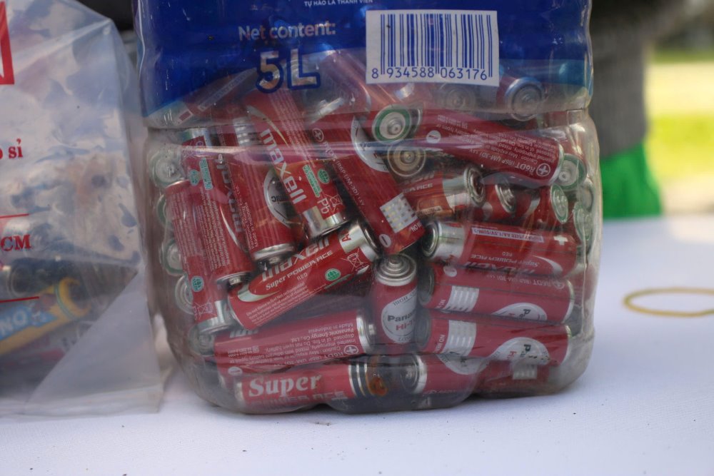 Cac loai pin, bong den, binh ac quy duoc nguoi dan mang den doi qua.