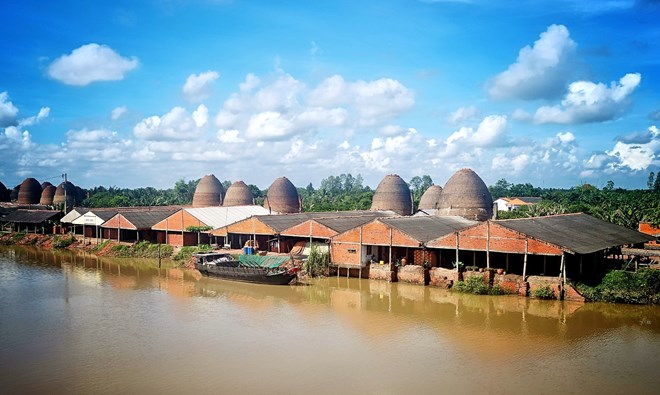 Lang gach gom Mang Thit khoac len minh ve dep truyen thong va than thien voi du khach. Anh: Hoang Loc