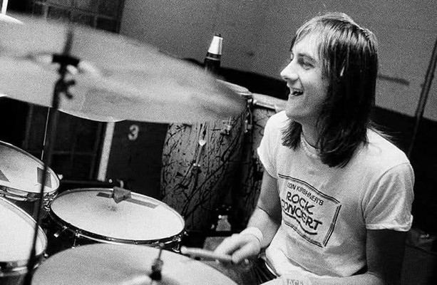 Cuando era niño, era muy pobre, Mick Fleettwood (Inglaterra) crecio y se convirtio en un famoso baterista.
