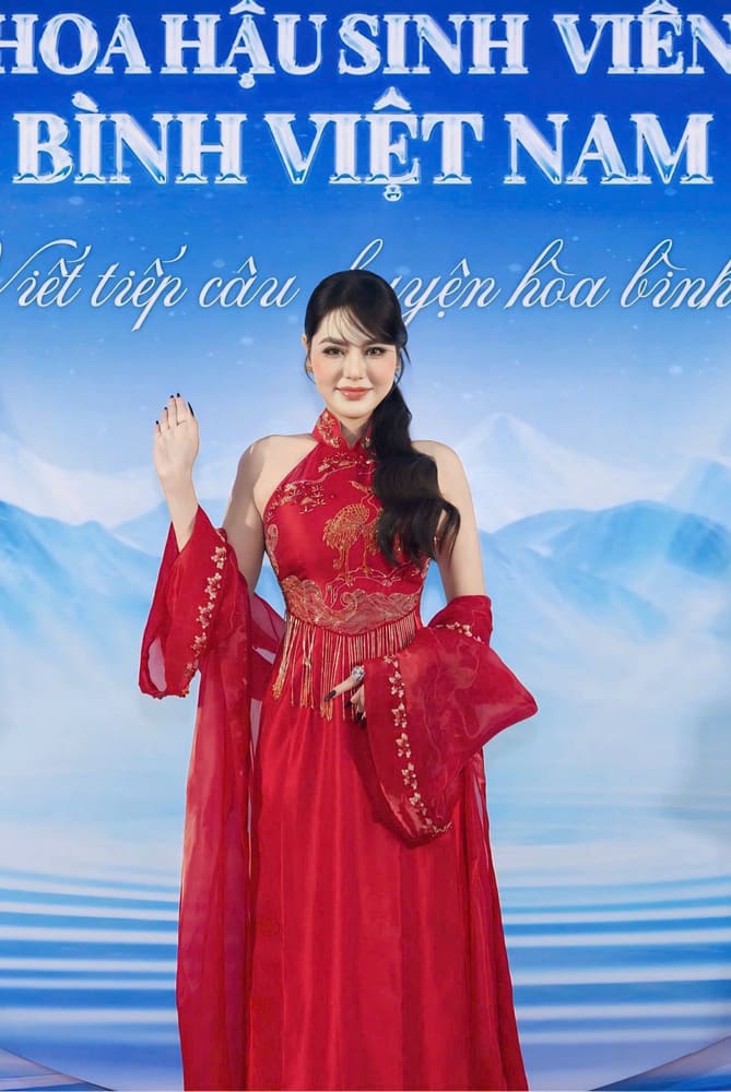 Hoa hau Di Kha Han khoe nhan sac rang ro 