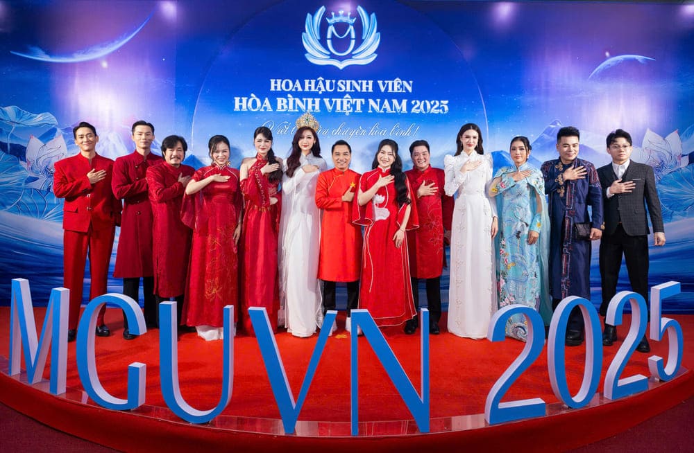 Khi lua chon nguoi dang quang Hoa hau Sinh vien Hoa binh Viet Nam, Di Kha Han cung dat ky vong se la co gai dam nghi, dam lam va khong ngai lan toa nhung thong diep y nghia ve hoa binh den voi moi nguoi, dac biet la cac ban tre.