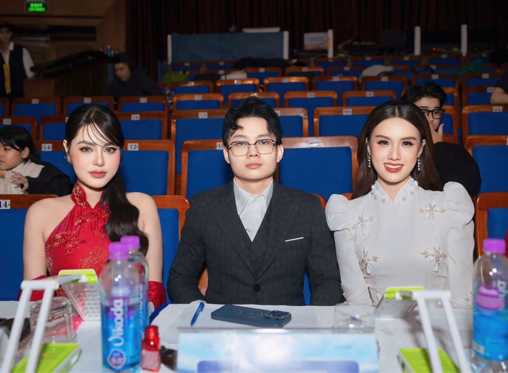 Miss Di Kha Han (red dress) is one of the judges sitting in the "hot seat" of the "Miss Student Peace Vietnam 2025" contest. Photo: Character provided