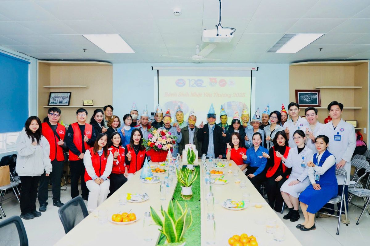 The 2025 "Bai sinh nhat yeu thuong cuoi cam" program is organized by the Song Se Chia (Hai Phong) research group. Photo: Quang Anh