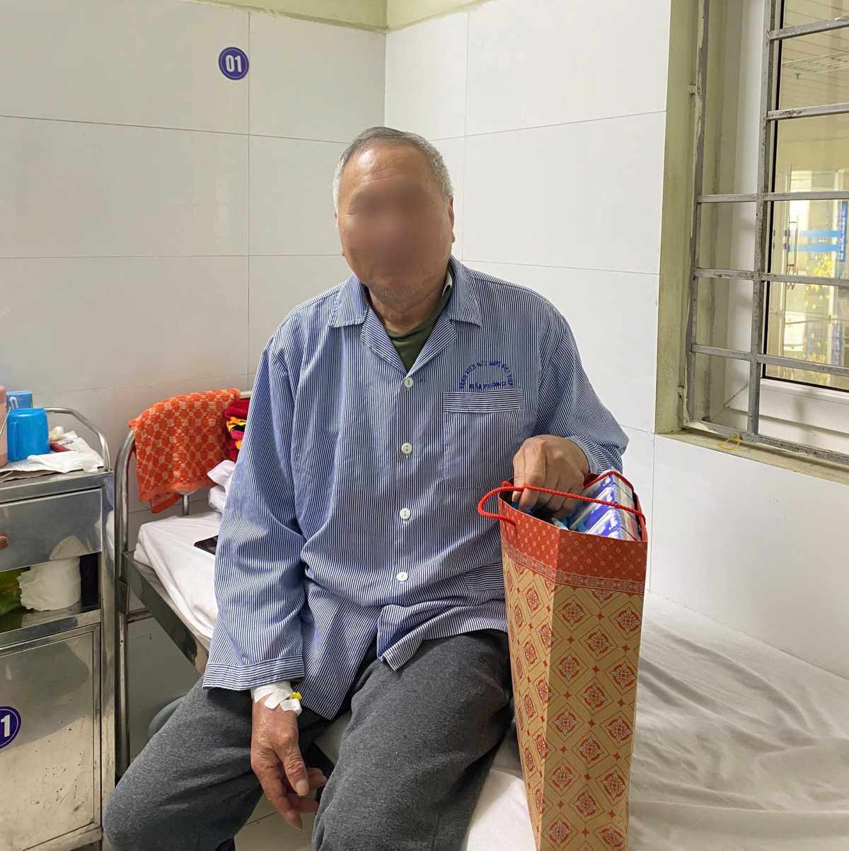 Benh nhan xuc dong nhan qua sinh nhat tu chuong trinh. Ảnh: Quang Anh