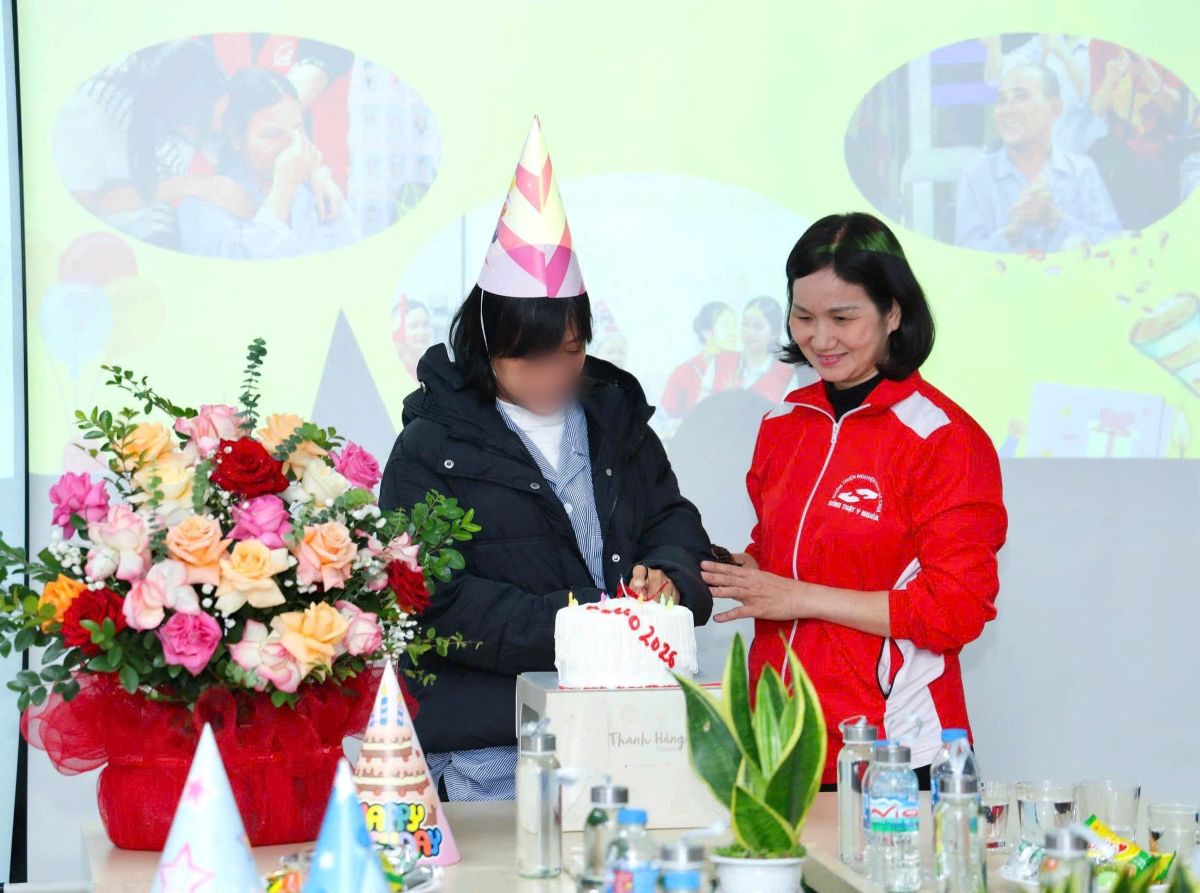 Nguoi benh thoi nen, cat banh, don sinh nhat y nghia ngay tai benh vien. Ảnh: Quang Anh