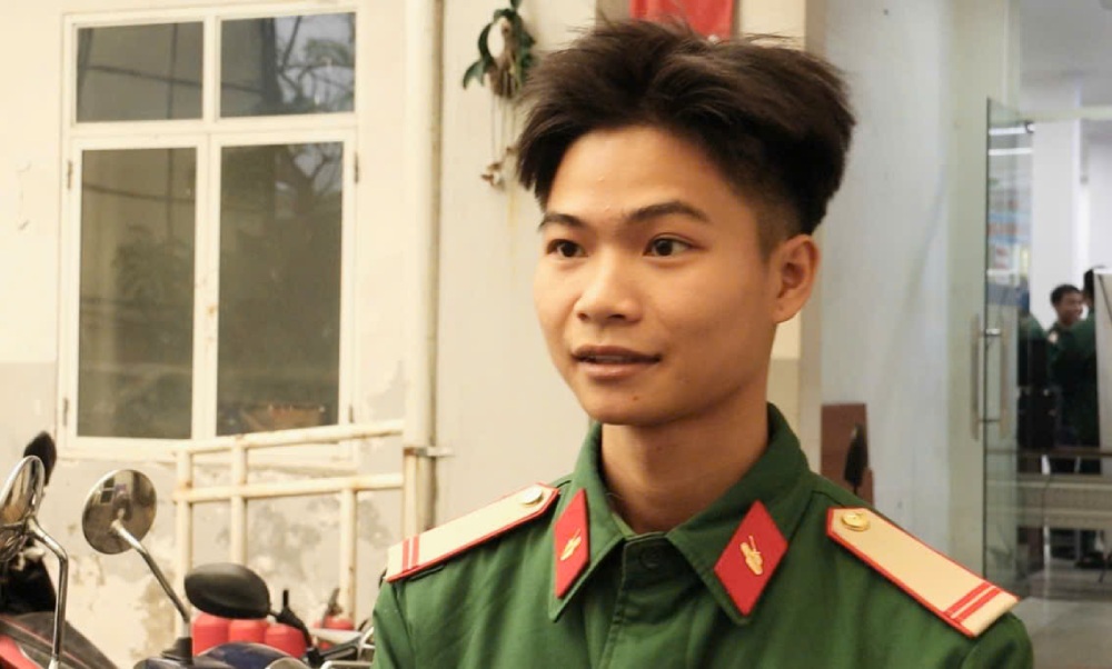 Anh Do Hong Phong tham khao nganh nghe va hoc them bang cap truoc khi xuat ngu vao thang 1.2026. Anh: Quynh Chi