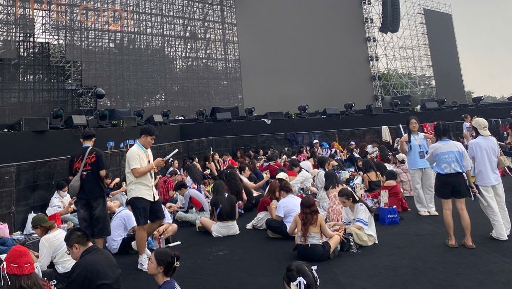 Nhieu khan gia den tu som de cho xem concert. Anh: DI PY.