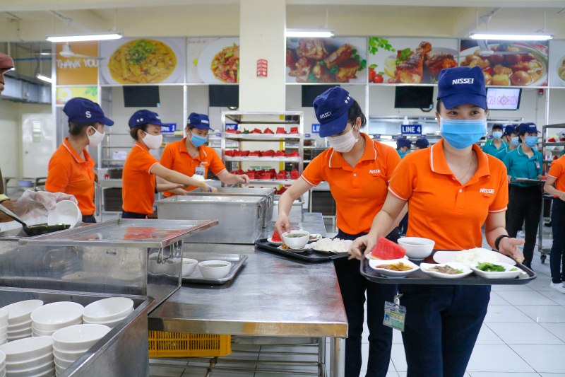 Mid-shift meal of employees. Nissei Electric Vietnam Company is valued at 23,250 VND/meal/person, the company's trade union is a member supervising the quality of workers' lunch meals. Photo: Duc Long