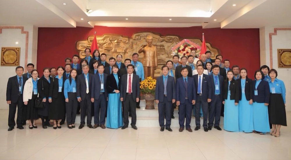 Delegation of the 16th Hue City Trade Union Congress reporting achievements to Uncle Ho at the Ho Chi Minh Museum. Photo: Quang An