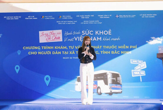 Trong thang 11, ca si Hoa Minzy dong hanh cung chuong trinh “Long Chau se chia” dua yeu thuong den voi ba con Bac Ninh. Anh: 