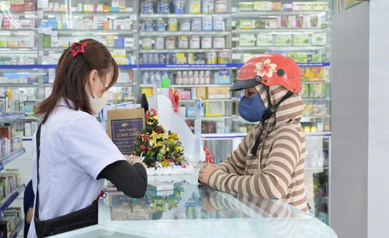 Long Chau mong muon gop phan thu hep khoang cach trong cham soc y te trong cong dong thong qua mang luoi hon 2.400 nha thuoc va 200 trung tam tiem chung phu khap 34 tinh thanh. Anh: 