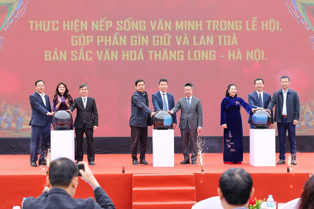 Tai Le phat dong, lanh dao Uy ban nhan dan Thanh pho Ha Noi, lanh dao So Van hoa va The thao, dai dien cac phuong/ xa da thuc hien nghi le bam nut qua cau dien thuc hien cam ket thi dua huong ung thuc hien “Bo tieu chi ve moi truong van hoa trong le hoi truyen thong” tren dia ban TP. Ha Noi.