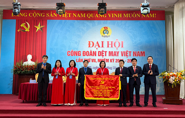 Lanh dao Tap doan Det may Viet Nam tang Cong doan Viet Nam buc truong tai Dai hoi. Anh: Kieu Vu