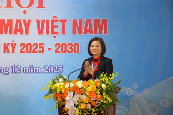 Ba Pham Thi Thanh Tam tai dac cu Chu tich Cong doan Det may Viet Nam. Anh: Thu Mai 