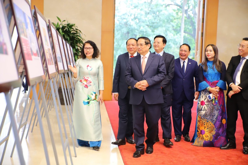 Thu tuong Pham Minh Chinh cung cac dai bieu tham quan Trien lam “Van hoa la nen tang - Thong tin la mach dan - The thao la suc manh - Du lich la nhip cau ket noi“. Anh: Bo VHTTDL