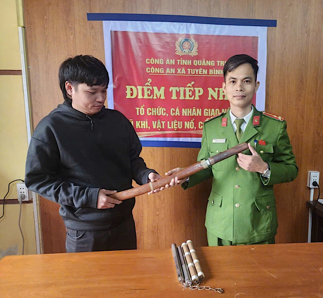 People in Quang Tri hand over homemade swords to functional agencies. Photo: Tuyen Binh Commune Police