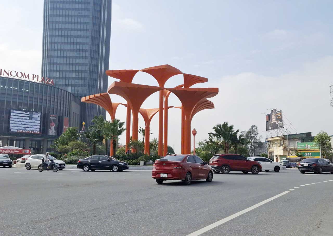 The Hoa Dang Tower project at the roundabout in Thanh Sen ward, Ha Tinh province has many opposing opinions of praise and criticism. Photo: Tran Tuan.