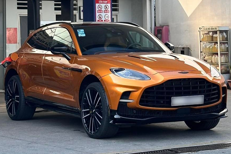 Aston Martin DBX707 attracts attention when appearing on the streets of Vietnam with a sporty design and configuration belonging to the world's leading high-performance SUV group. Photo: Minh Tien