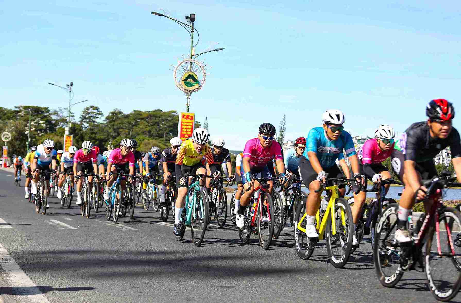 Cac tay dua tranh tai quyet liet tren duong dua. Anh: Phuc Khanh 