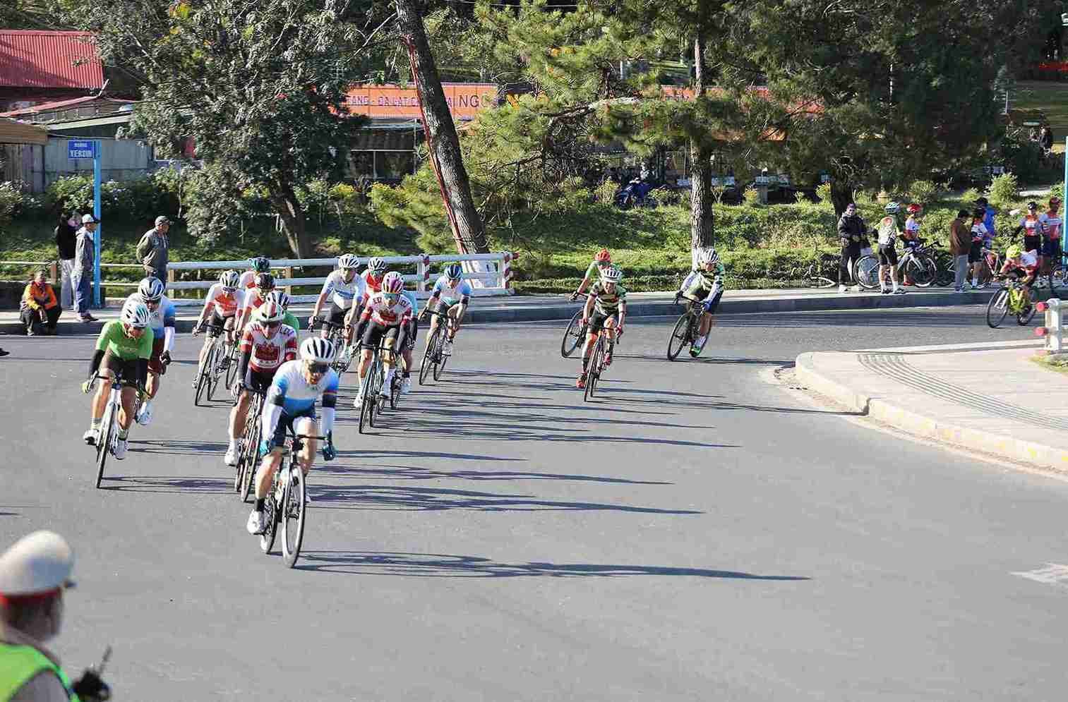 Cac tay dua vao cua quanh ho Xuan Huong. Anh: Phuc Khanh 