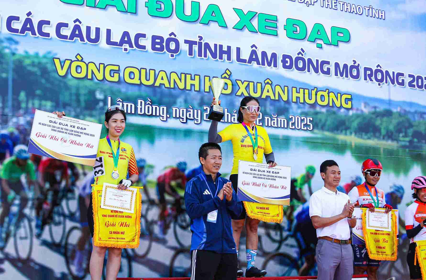 Trao giai cho cac tay dua noi dung ca nhan nu. Anh: Phuc Khanh 