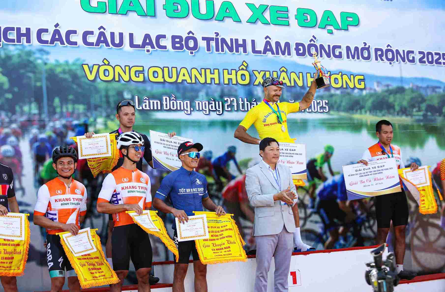 Trao giai cac tay dua o noi dung ca nhan nam. Anh: Phuc Khanh 