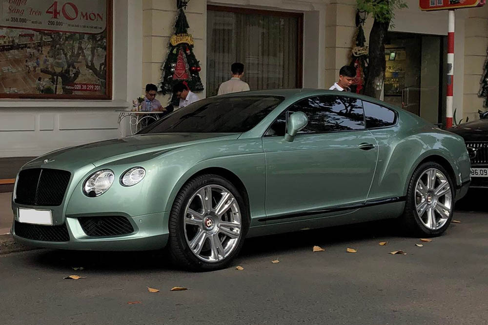 The 2013 Bentley Continental GT V8 still stands out on the streets of Ho Chi Minh City thanks to its rare emerald green paint color. Photo: Thien Bao