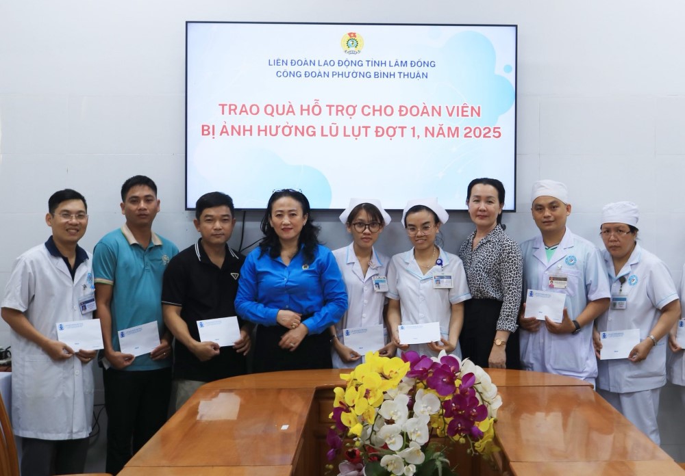 Ba Le Huynh Thi Hoa Phuong - Chu tich Cong doan phuong Binh Thuan trao qua ho tro cac doan vien tai mot cong doan co so benh vien truc thuoc. Anh: Duy Tuan 